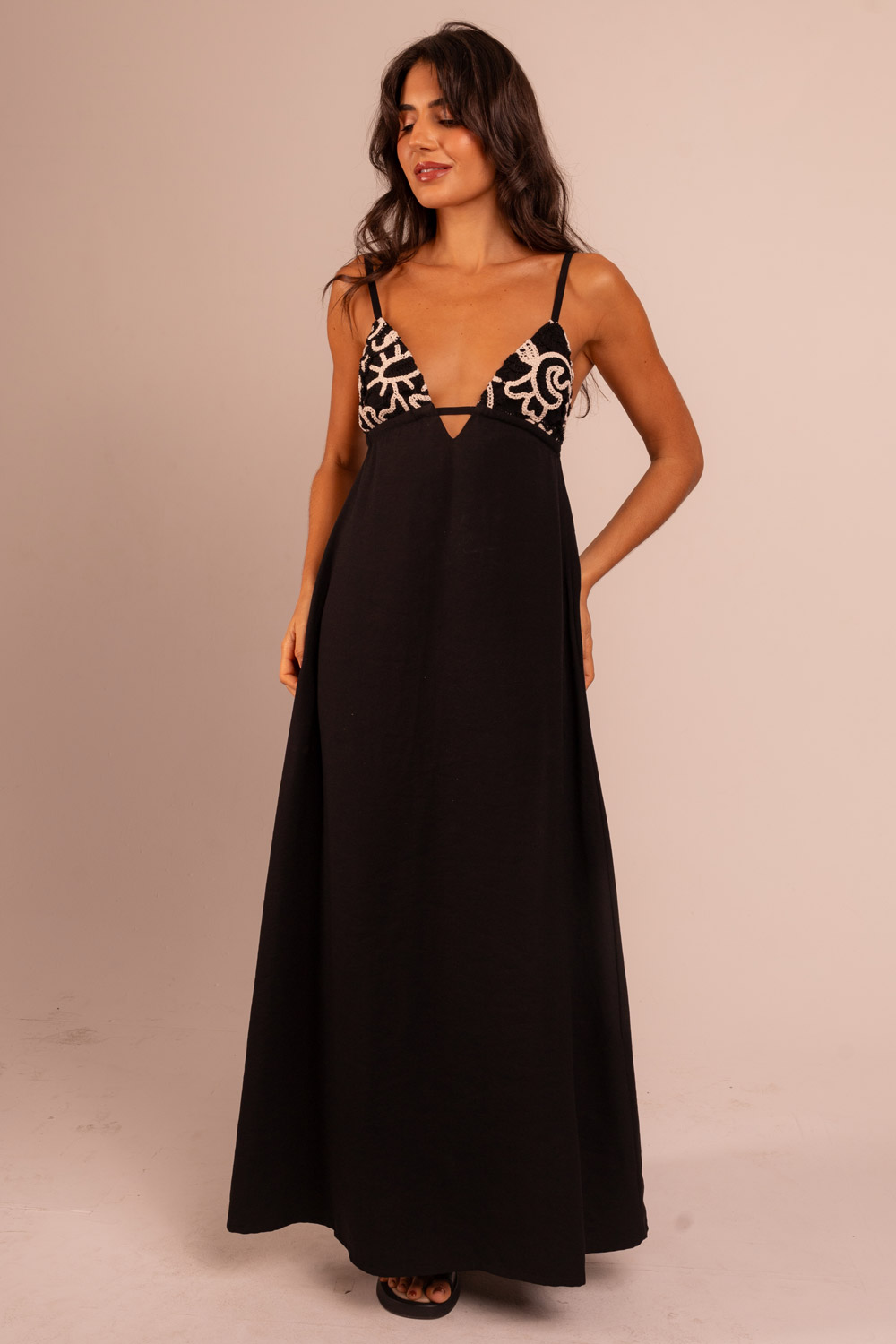 VESTIDO NEGRO LARGO TRIANGULOS NOAH